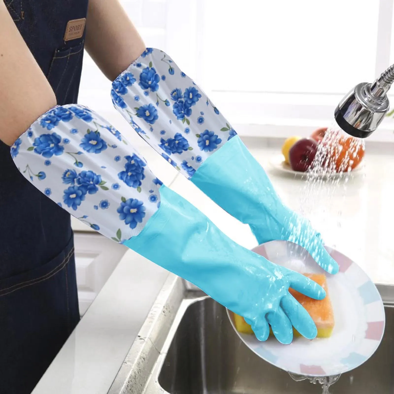 Người đeo găng tay cao su cổ dài màu xanh đang rửa đĩa dưới vòi nước