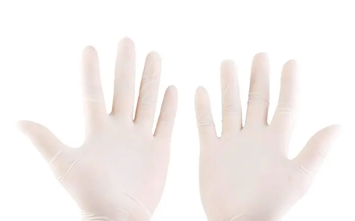 Đôi găng tay latex màu trắng ngà mỏng dùng một lần ôm sát bàn tay