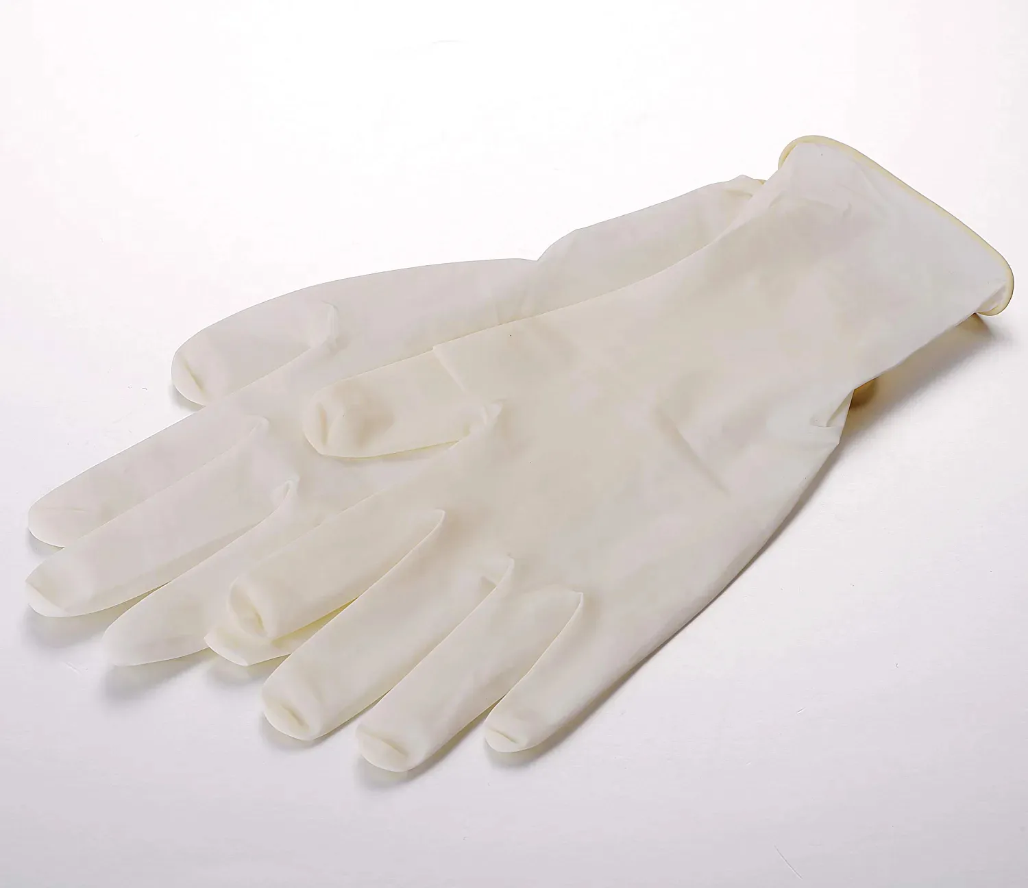 Đôi găng tay latex màu trắng ngà đặt trên nền trắng