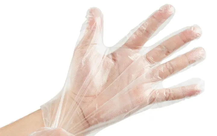 Đôi tay đeo găng tay nilon PE trong suốt, form rộng không ôm sát tay