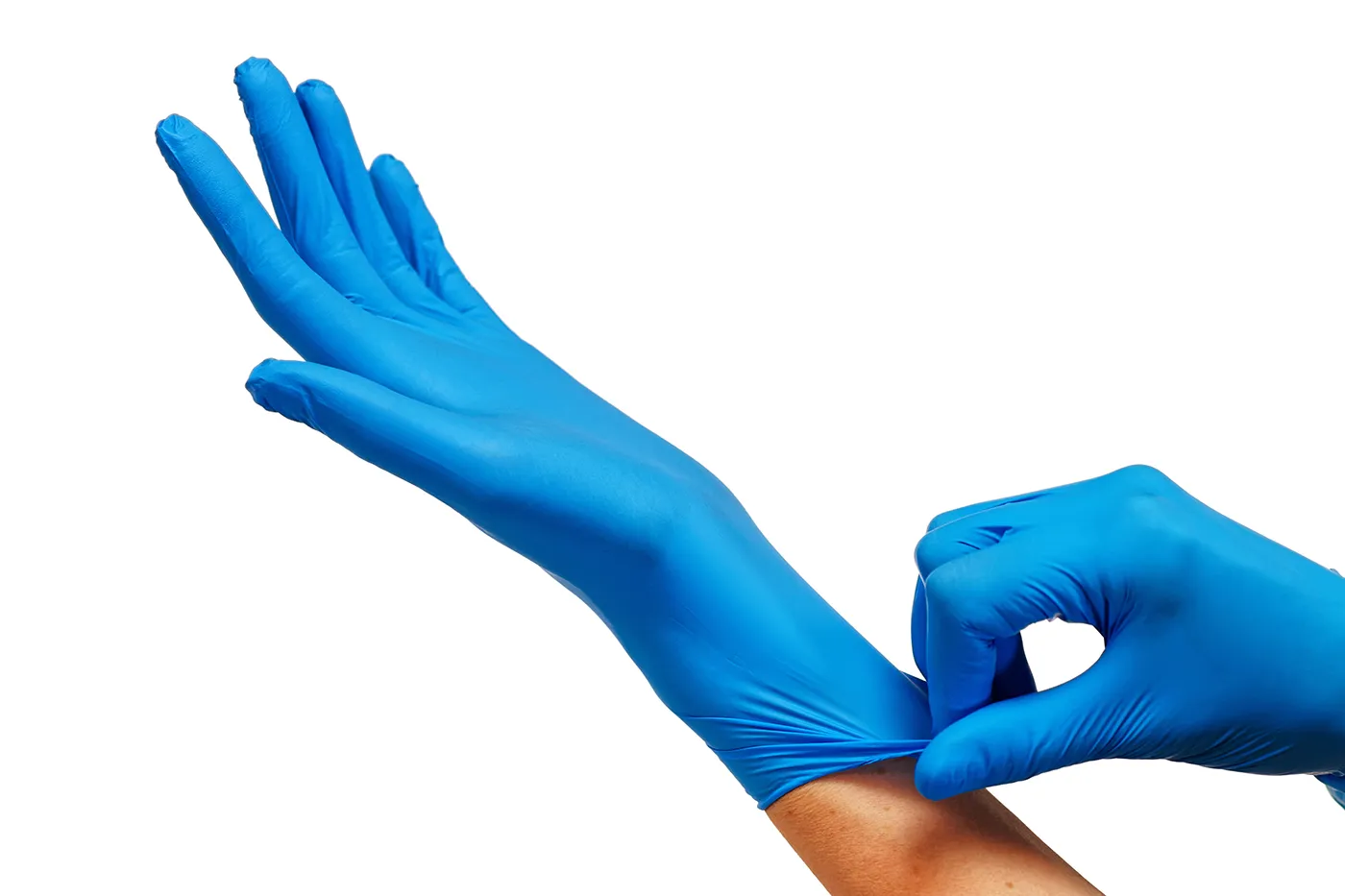 Đôi tay đang đeo găng tay y tế nitrile màu xanh dương dùng một lần