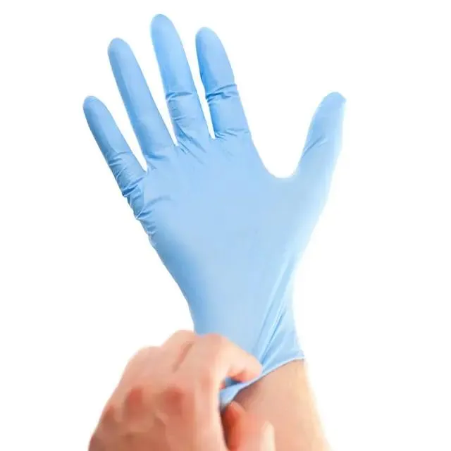 Bàn tay đeo găng tay cao su nitrile không bột màu xanh nhạt, bề mặt trơn không phủ bột trắng