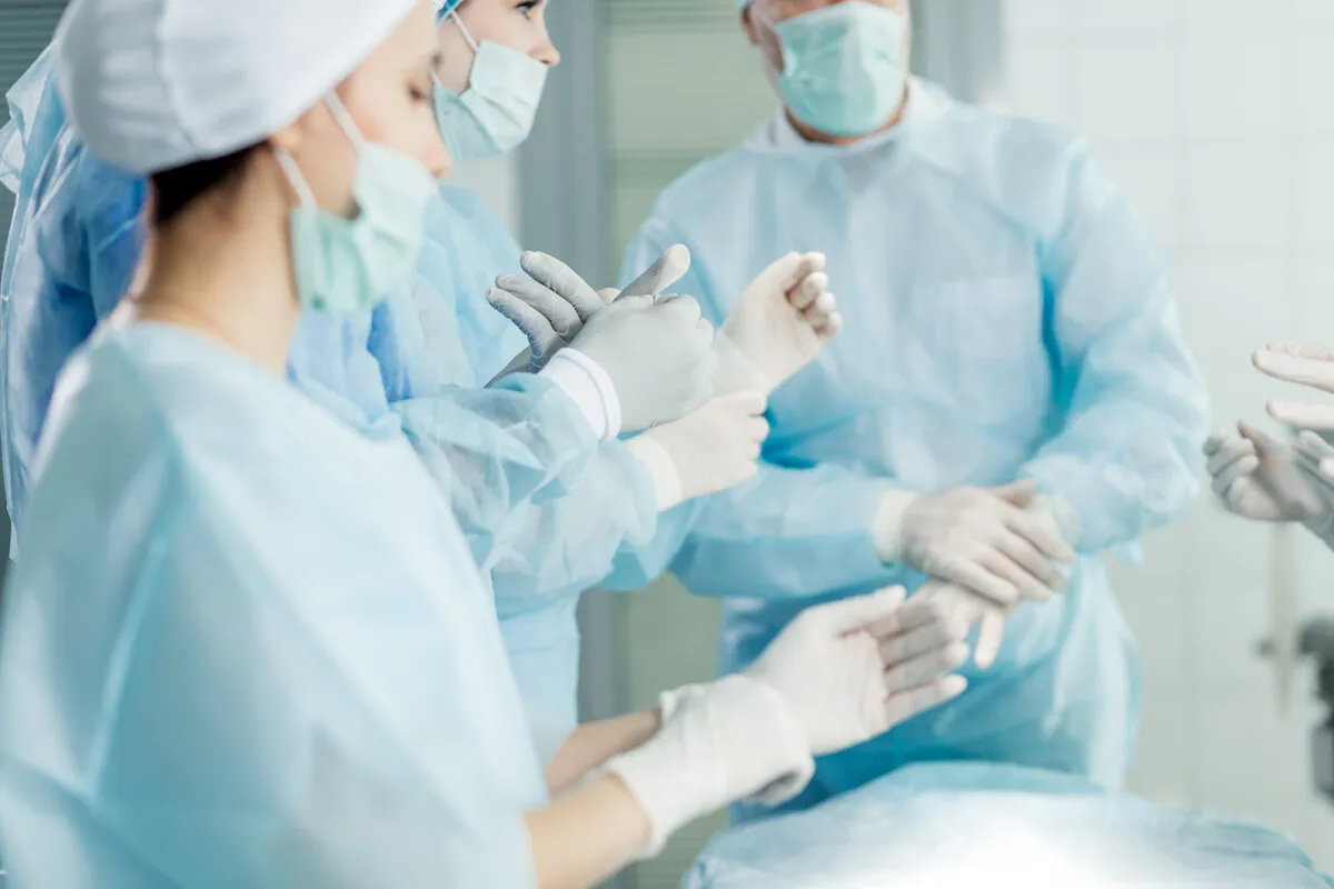 Kíp mổ đeo găng tay phẫu thuật vô khuẩn trong phòng mổ