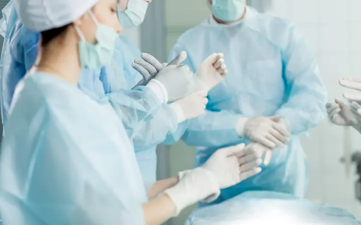 Kíp mổ đeo găng tay phẫu thuật vô khuẩn trong phòng mổ