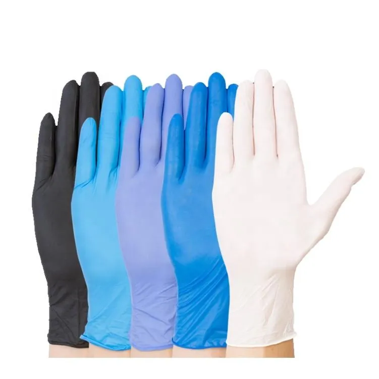 Năm chiếc găng tay nitrile màu đen, xanh nhạt, tím, xanh dương và trắng xếp cạnh nhau