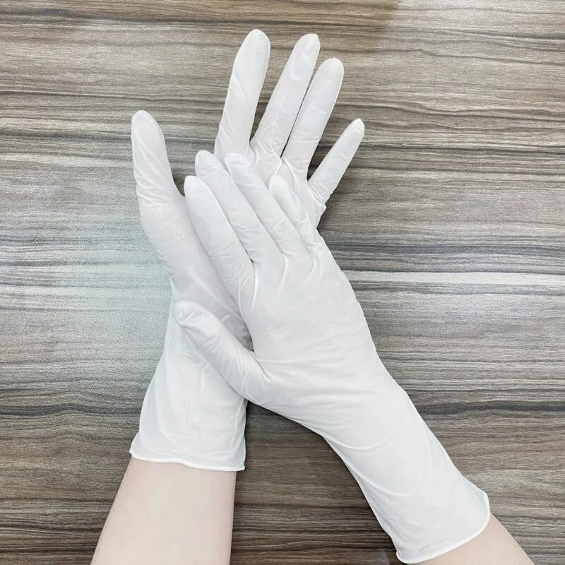 Đôi tay đeo găng tay nitrile trắng đặt trên mặt bàn