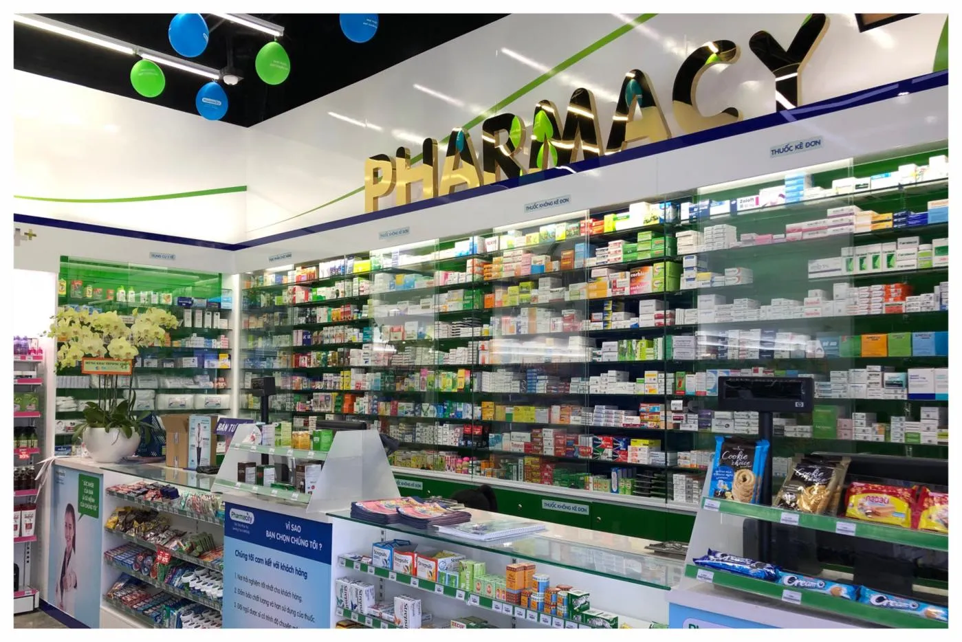 Không gian bên trong một nhà thuốc Pharmacity với các kệ hàng đầy sản phẩm